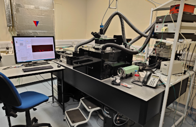 microscope LaVision TriM Scope II on table next to computer