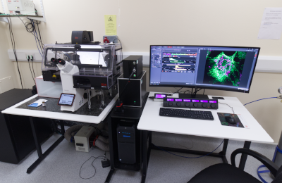 microscope leica stellaris 5 confocal on table next to computer