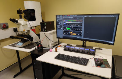 microscope Leica Stellaris 5 confocal on table next to computer