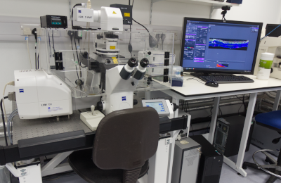 microscope zeiss LSM700 confocal on table next to computer