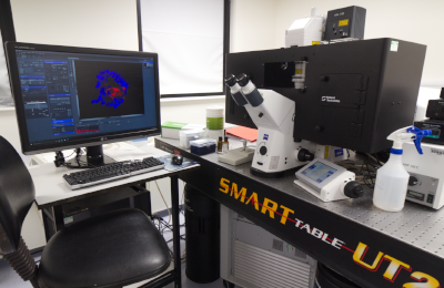 microscope zeiss LSM780 confocal on table next to computer