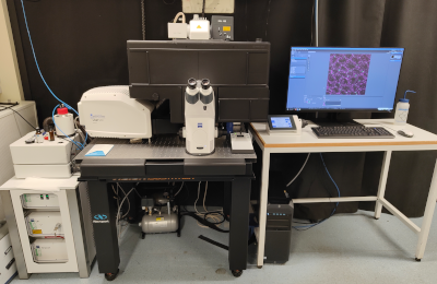 microscope zeiss LMS900 Airyscan 2 confocal ont table next to computer