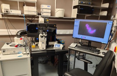 Zeiss Elyra 7 (SIM & SMLM) microscope Zeiss Elyra 7 on table next to computer