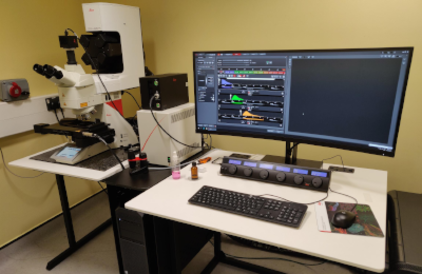 microscope Leica Stellaris 5 confocal on table next to computer