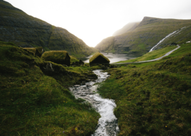 river between mountains