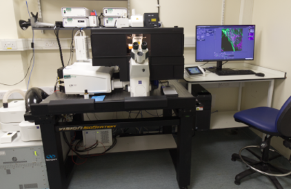 microscope zeiss LSM980 Airyscan2 confocal on table next to computer