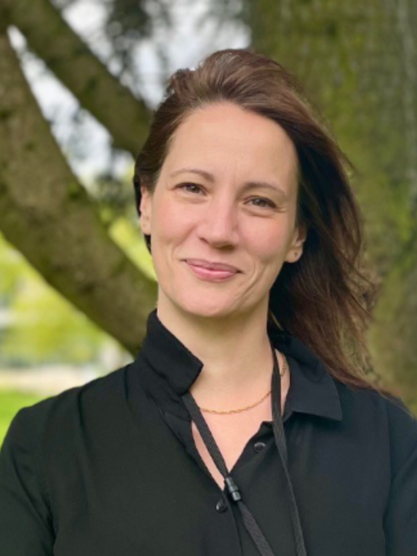  Lucy Weinert